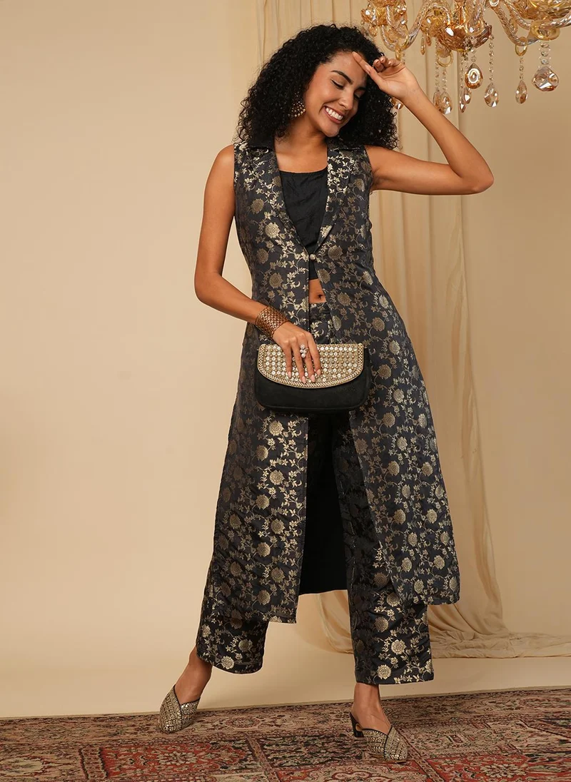 جلو باص طقم نسائي احتفالي من جلوبس بلوزة قصيرة وجاكيت وبنطلون بتصميم منسوج بياقة مشقوقة وبدون أكمام من قماش البروكار